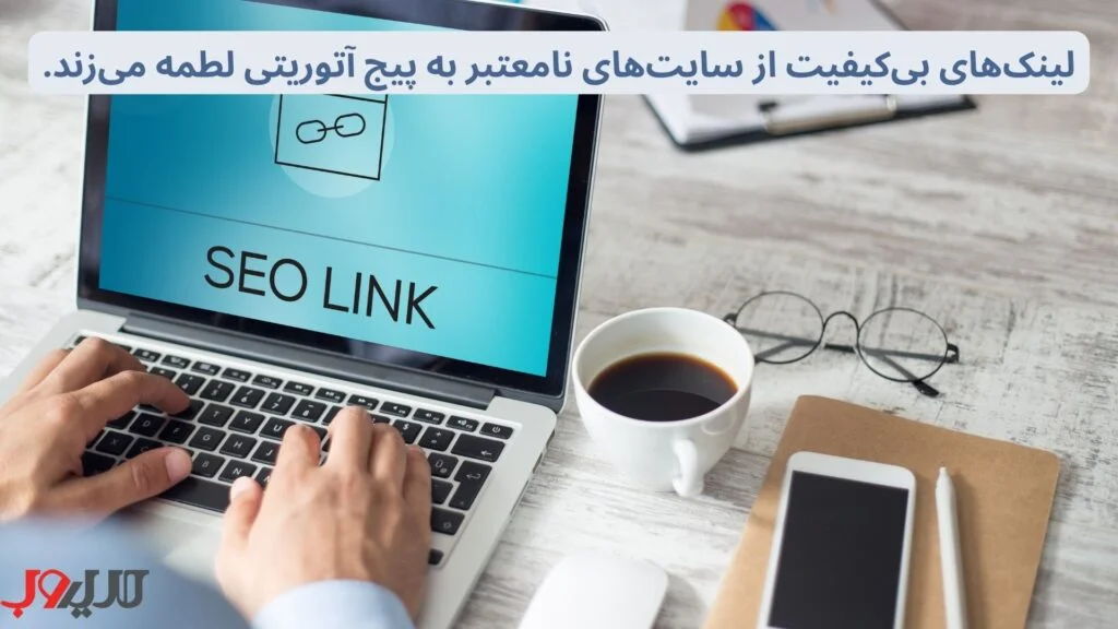 دست‌ها روی لپ‌تاپ با عبارت SEO LINK کنار قهوه و گوشی