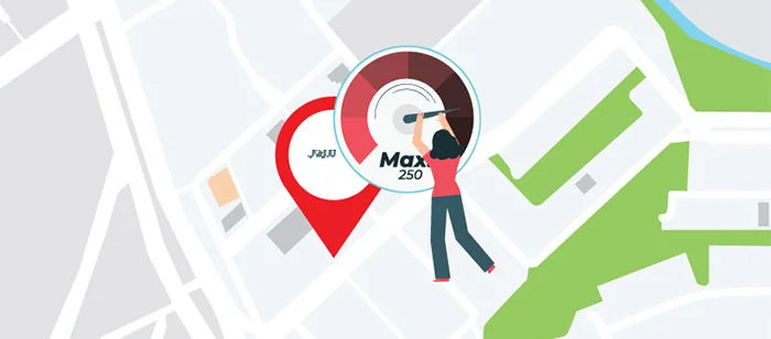 زن در حال تنظیم سرعت‌سنج Max 250 روی پین قرمز نقشه