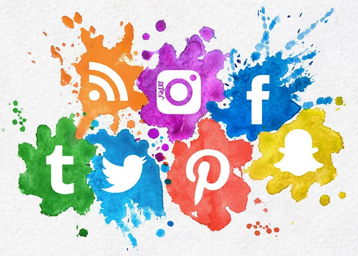 لوگوهای Instagram، Facebook، Twitter، Pinterest و Snapchat روی لکه‌های آبرنگی