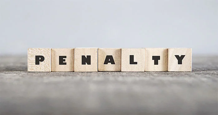 مکعب‌های چوبی با حروف PENALTY روی سطح خاکستری