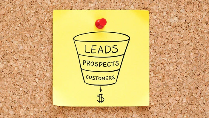یادداشت زرد روی تخته چوب‌پنبه با قیف LEADS، PROSPECTS و CUSTOMERS